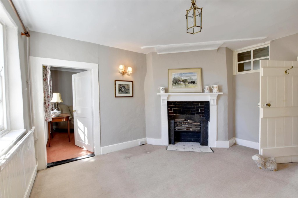Lot: 129 - PERIOD HOUSE FOR IMPROVEMENT - Reception room